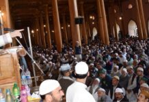 Govt is free to take back its police cover: Mirwaiz