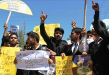 #Kathua: Law students protest in Sopore
