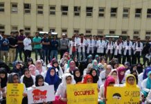 GMC students protest against Kashmir killings