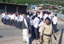 Students block Srinagar- Muzaffarabad road to protest against shortage of staff