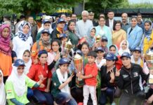 Governor Vohra pats sports loving youth at army’s adventure event