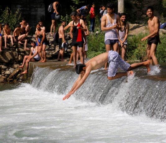 DC Ganderbal Cautions Public Against Bathing in Nallah Sindh, Other Water Bodies