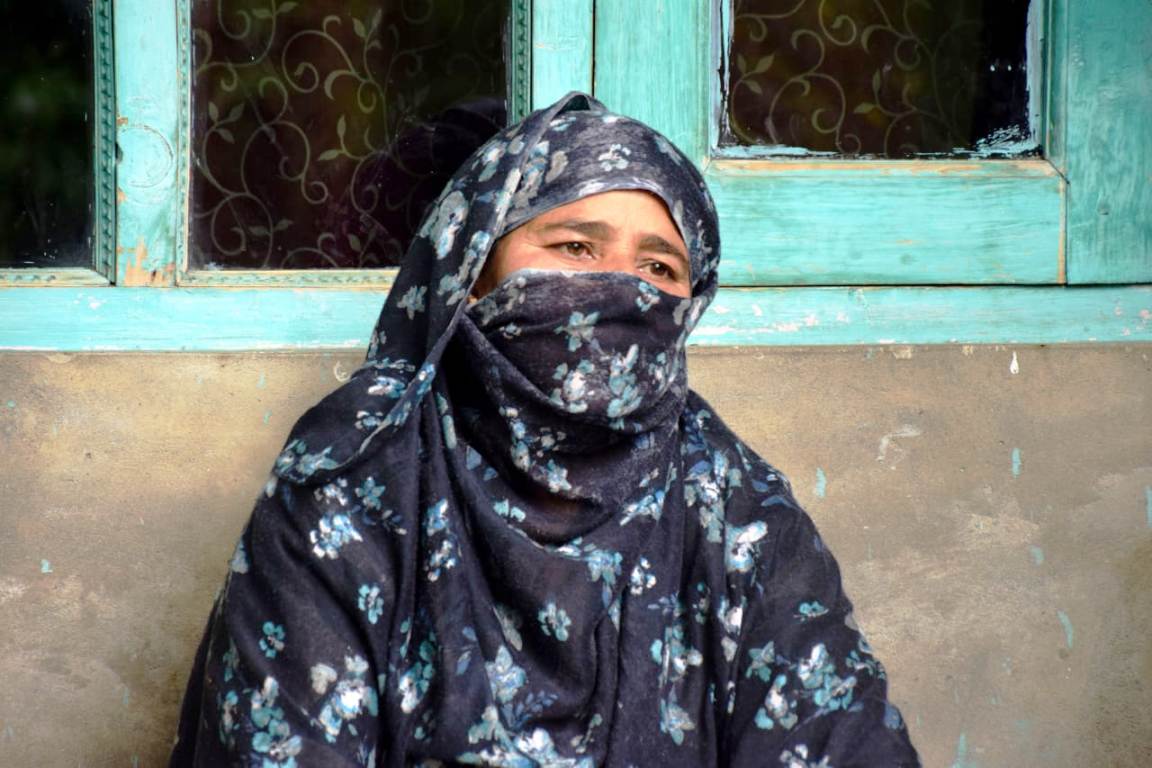 Know The Girl Who Refused To Get Her Brother Surrender | Kashmir Life