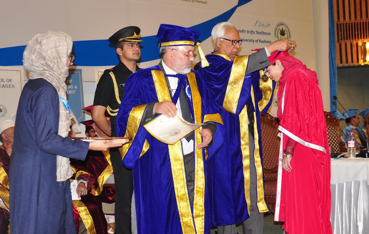 Sana Shoukat whie recieving a Gold Medal at CUK during Convocationevent, KL photo by Bilal Bahadur
