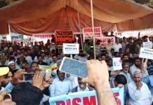 Parimpora fruit Mandi traders protest against attempts to abrogate special status of J&K