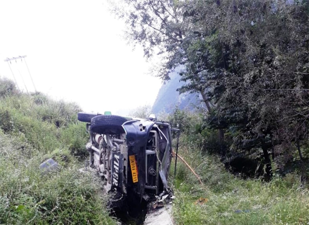 11 injured in Tanghdar road accident