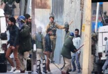 Police, CRPF thrash Journalists in Srinagar