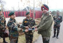 Northern Army Commander visits south Kashmir, reviews security situation