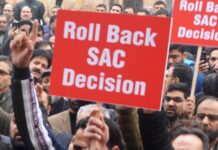 Bank employees continue to protest in Srinagar against Govt order on J&K bank
