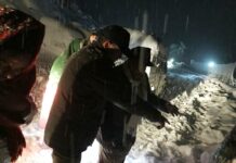10 Persons Buried After House Collapse Rescued in Kashmir