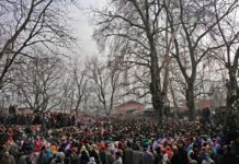 Amid pro-freedom slogans, thousands participate in last rites of AGH militant