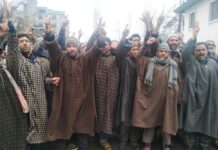 Budgam’s Watrihail residents protest, demand Degree College