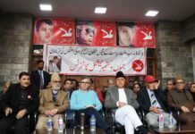 Farooq Abdullah Rides Auto To Campaign For Party Candidate in Srinagar