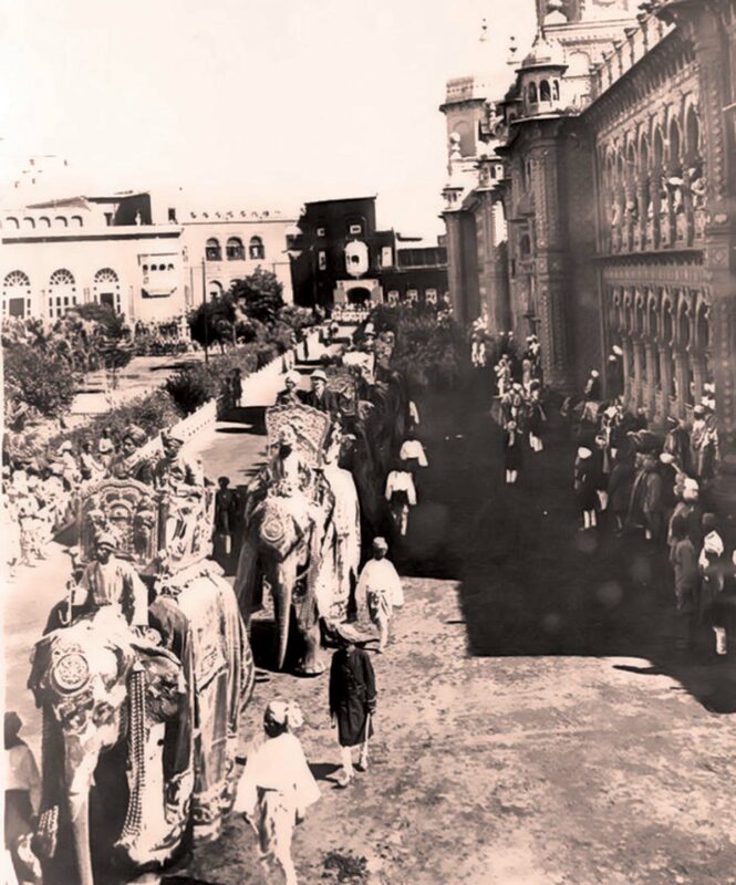 A-1926-photograph-showing-the-royal-movemnet-outsiude-Mubarak-Mundi,-the-medula-of-the-government