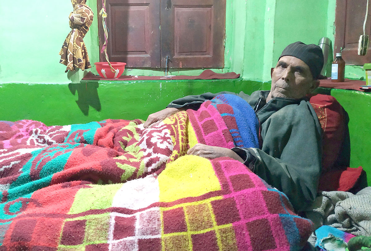 Dar bedridden at his home in Thajiwara, Bijbehara. Culture - Plebiscite and Poetry.