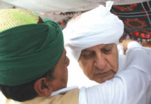 Dr Farooq Abdullah being honoured at a Kashmir shrine
