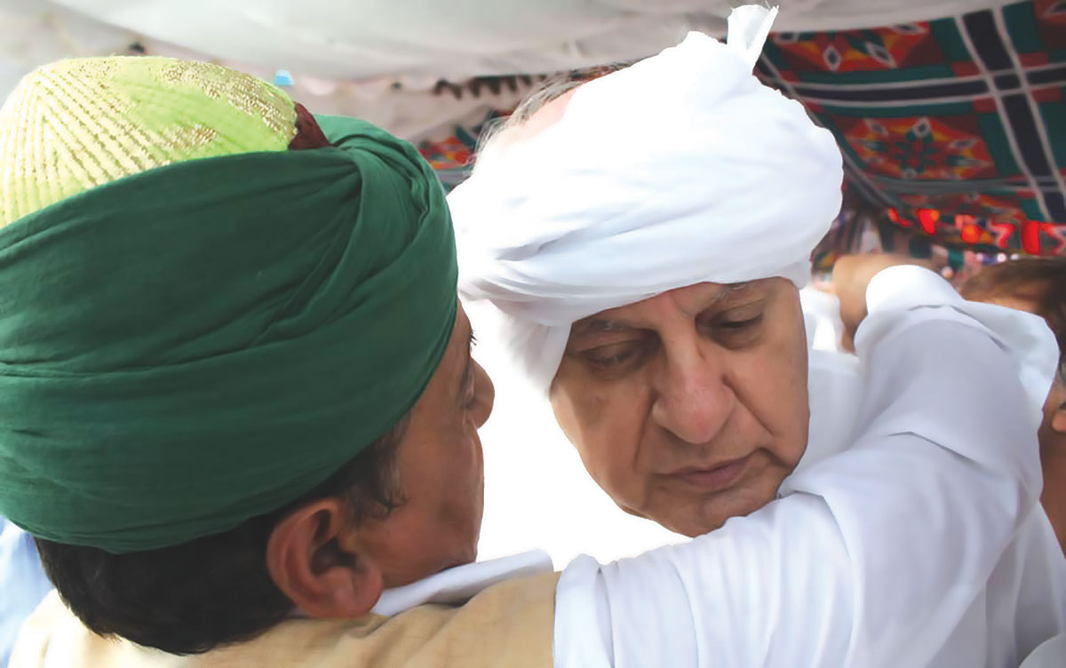 Dr Farooq Abdullah being honoured at a Kashmir shrine