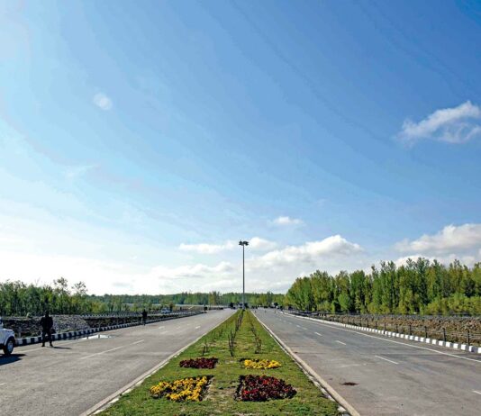 A deserted look of the Highway.