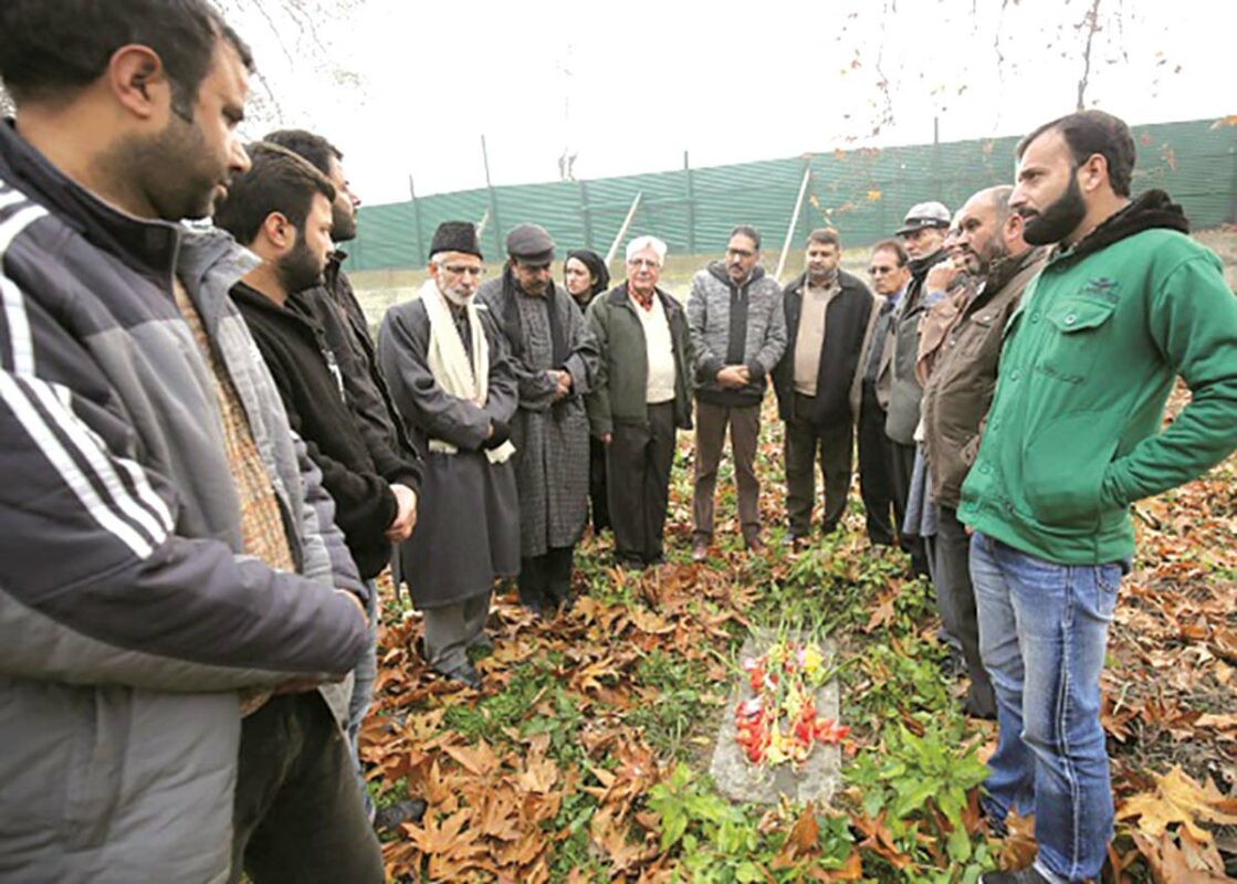 Kashmir-civil-society-paying-tributes-to-the-British-Kashmir-martyr-Robert-Thrope-in-Srinagar’s-Chriatain-cemetry