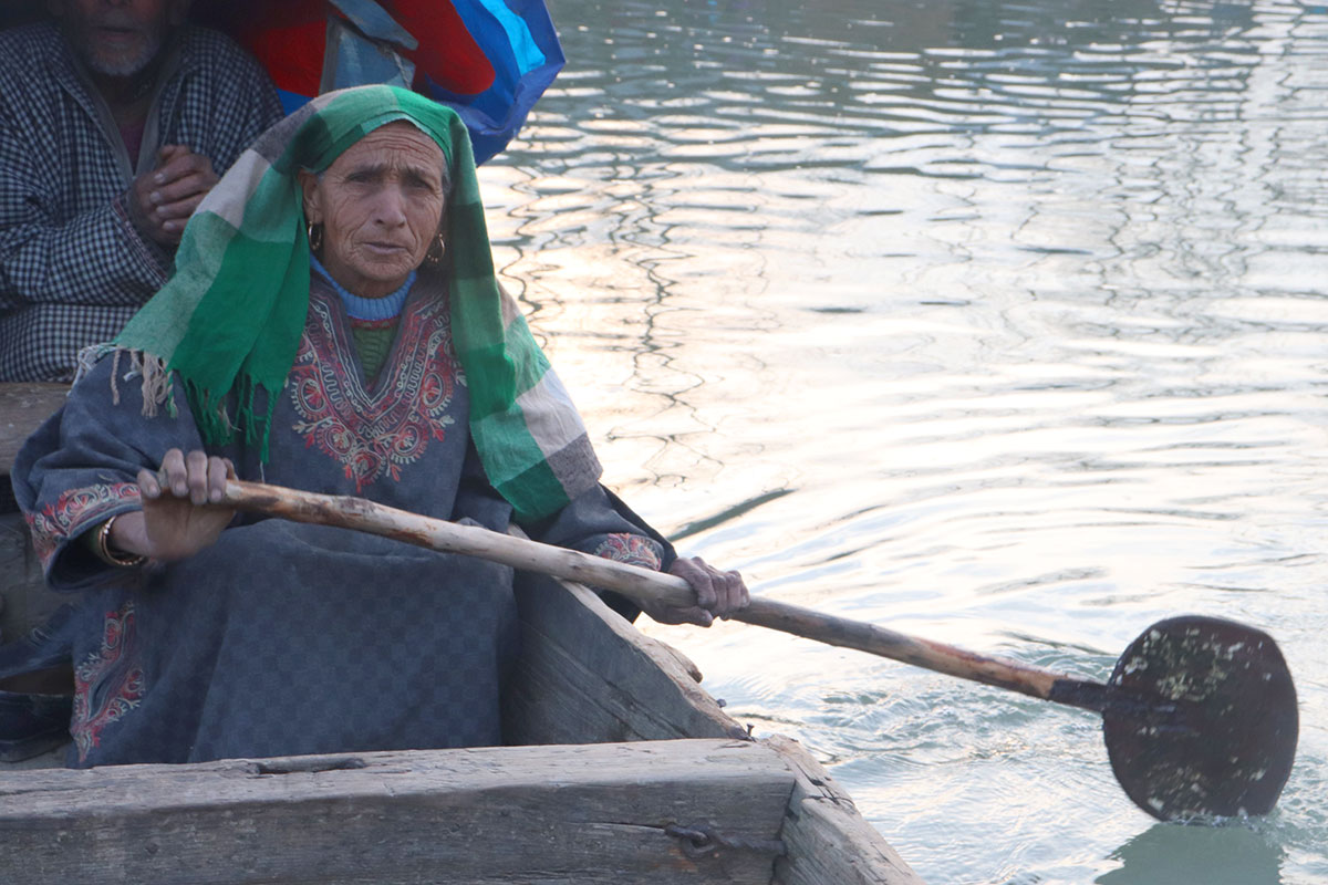 Jana Begum rowing her boat. KL Image by Samreena Nazir