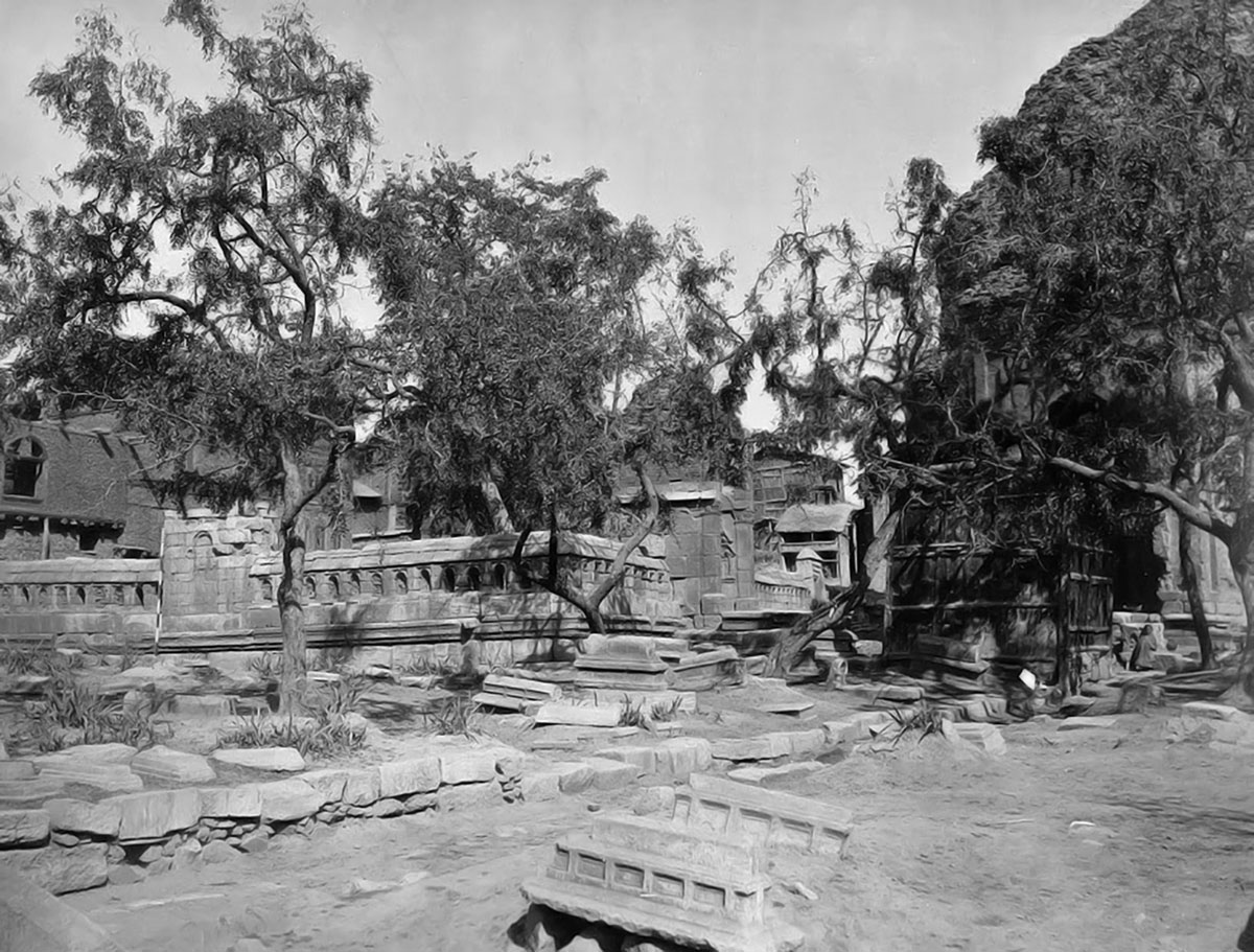 An 1886 photograph of the Mazar-e-Salateen where popular Sultan Zainulabidin is buried.
