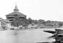 An 1890 photograph of Khanqah and its adjoining homes taken from the banks of Jhelum.