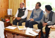 Kashmir Hotel Association delegation meets Governor