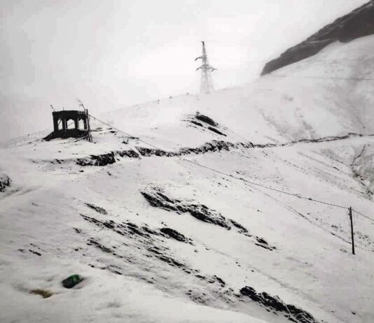 Season’s First Snowfall Recorded in Higher Reaches of Gumri, Zojila
