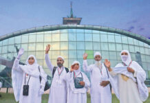 Kashmir: The Haj Economy Haj pilgrims bidding adieu. KL Image by Bilal Bahadur