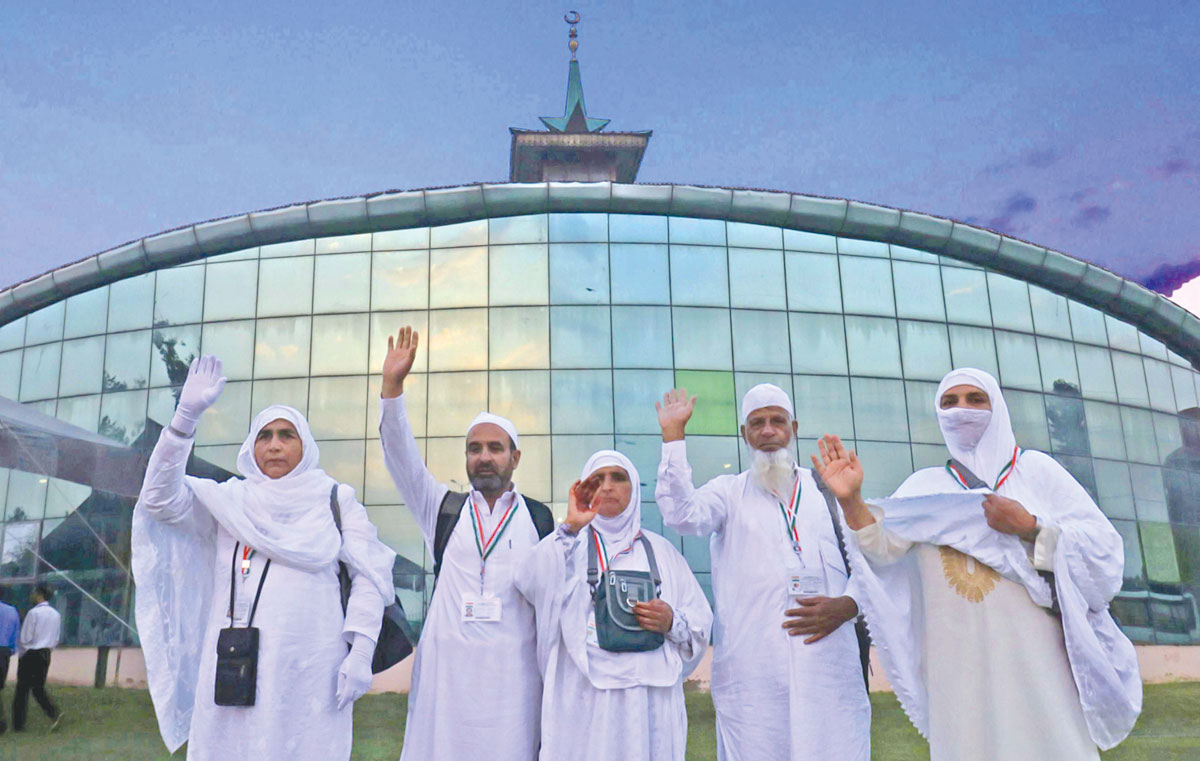 Haj pilgrims bidding adieu. KL Image by Bilal Bahadur