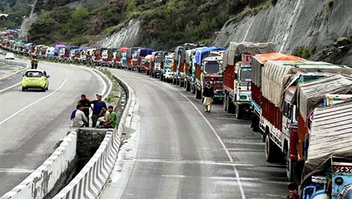 A long line of stranded traffic on the Jammu Srinagar national highway as the authorities restrict traffic for 5-hours daily. Pic-Social Media