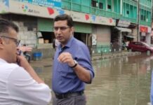 DC Srinagar takes firsthand assessment of water-logging situation after heavy rains