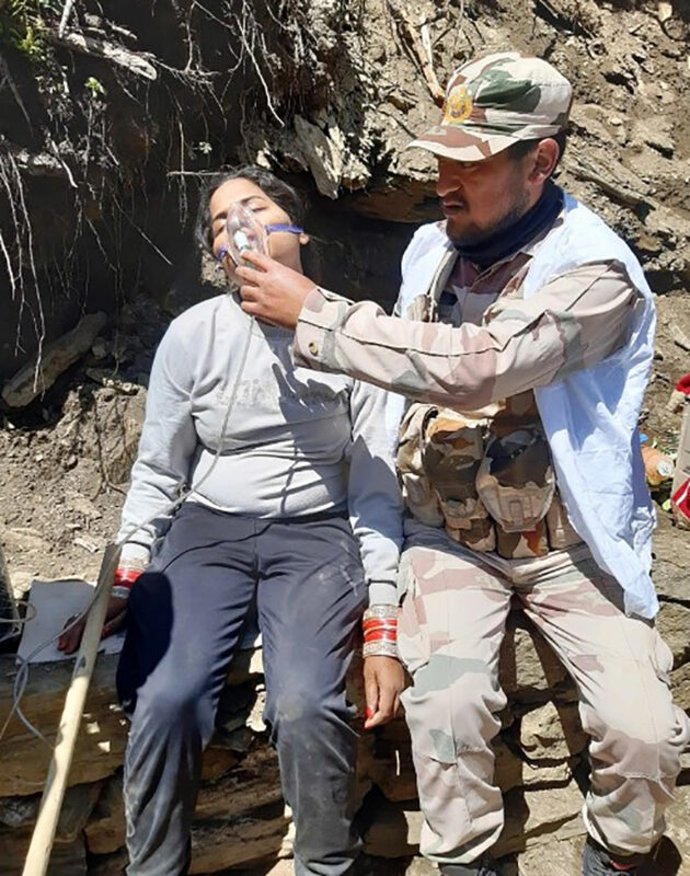 ITPB-personnel-offering-oxygen-to-the-pilgrims-suffering-from-breathing-issues-over-the-heights-to-Amarnath-cave