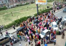Anganwadi workers, helpers protest at Lal-Chowk, block main road