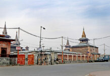 A deserted view outside Jamia Masjid, Nowhatta. KL Image by Bilal Bahadur