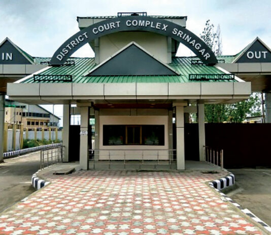 Over 4 Lakh Cases Pending in Jammu Kashmir Courts; Nearly 34,000 in High Court Pending For Over a Year An outer view of District Court Complex , Srinagar - KL Image by Bilal Bahadur