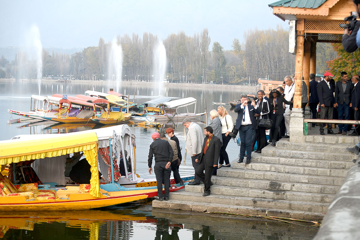 EU delegation while boarding Shikaras in Dal Lake Srinagar. KL Image by Bilal Bahadur