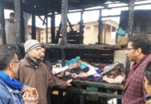 Srinagar admin provides Rs 1 lakh as interim relief to fire victims