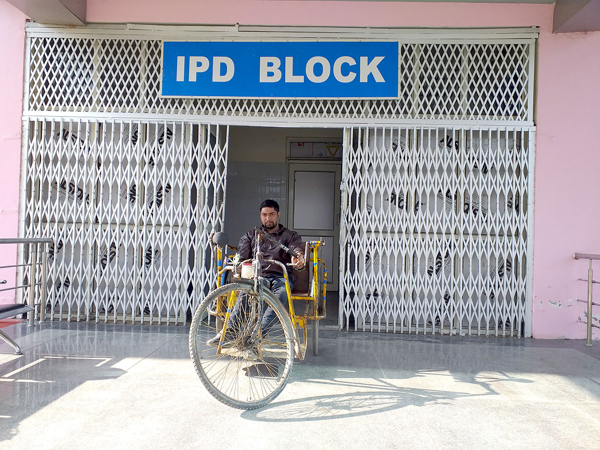 No patients outside even IPD block. KL Image by Shah Hilal