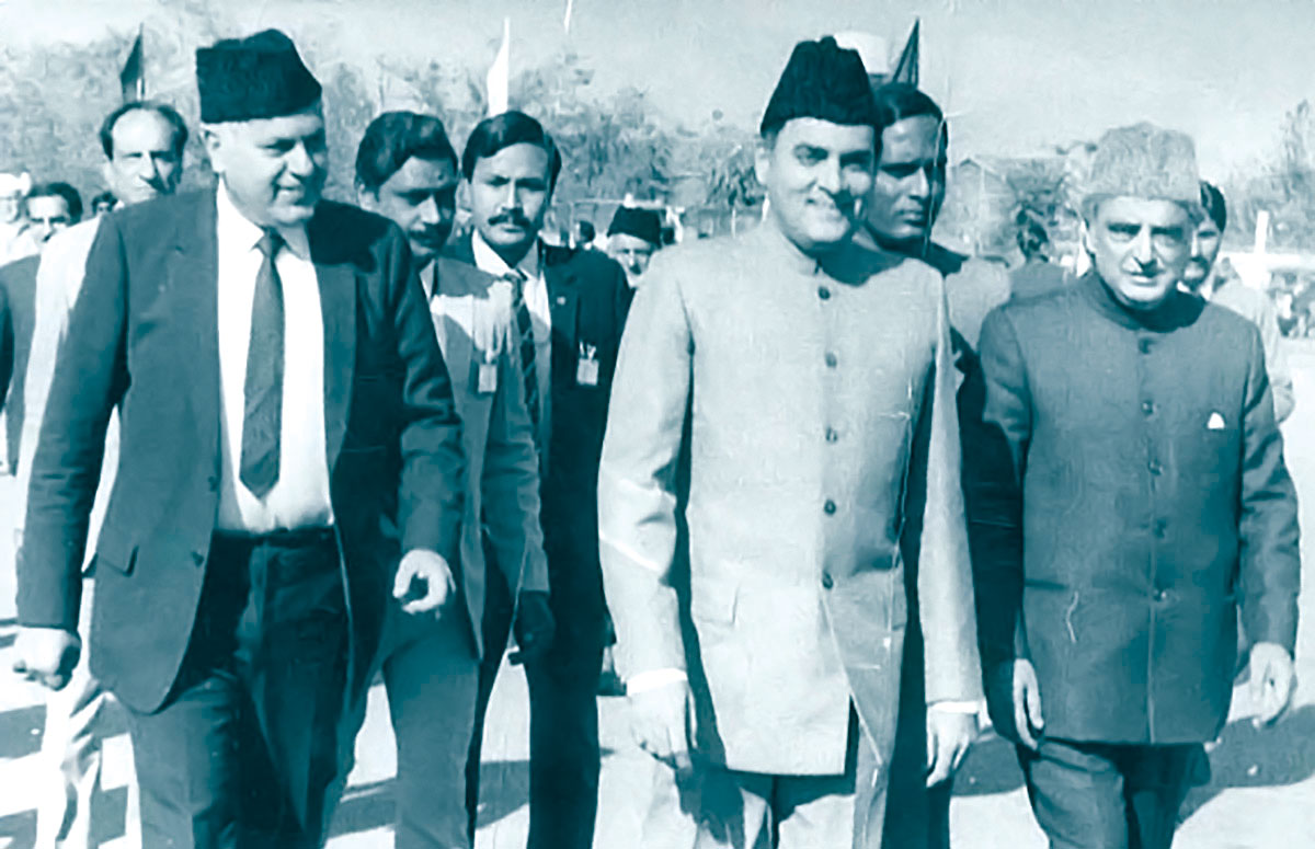 Rajiv Gandhi (centre) with Farooq Abdullah (left) and Mufti Mohammad Sayeed (right) in 1986.