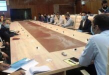 Ensure strict adherence to social distancing guidelines: DC Srinagar to banks