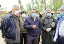Div Com visits Kulgam, reviews COVID-19 containment measures