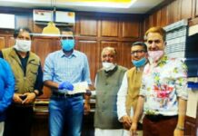 Coronavirus: PHD Chamber Hands Over Cheque Of RS 5 Lakh To Srinagar Administration