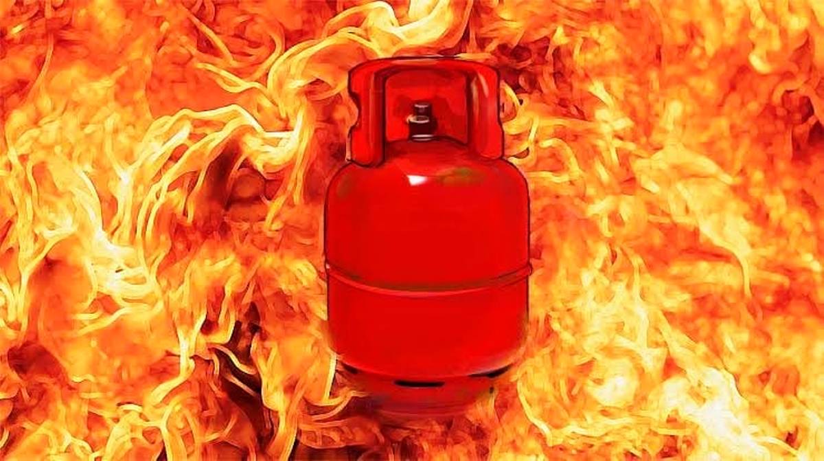 Three Injured In LPG Gas Cylinder Explosion | Kashmir Life