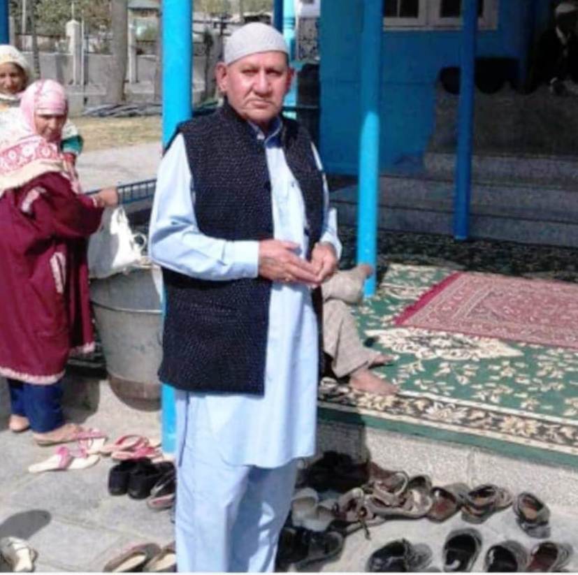 Ratan Lal Koul at the shrine of Sheikh Nooruddin Noorani | Kashmir Life