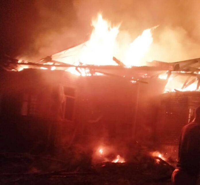 Fire Damages Residential House In Ganderbal | Kashmir Life - Latest ...