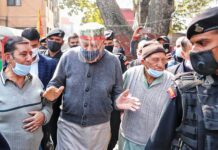 Dr Farooq Visits Durga Nag Temple Dalgate, Extends Greetings To Devotees