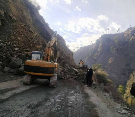 Srinagar-Jammu Highway Remains Closed as Clearance Continues