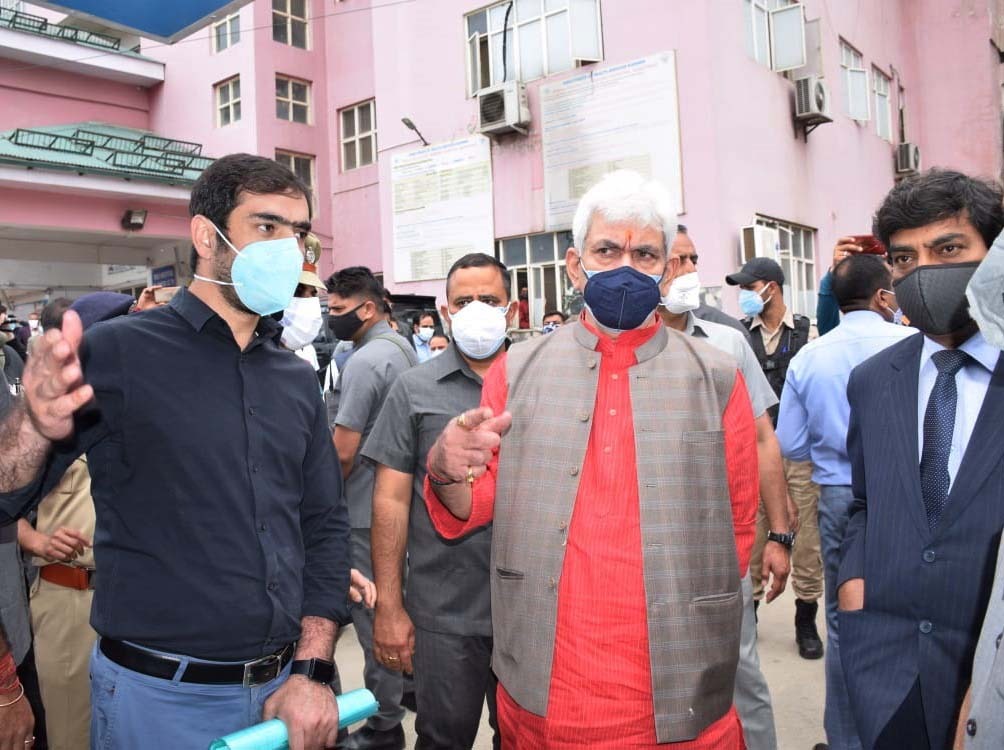 Lt Governor visits Anantnag, reviews Covid containment & preventive measures in the district (1)
