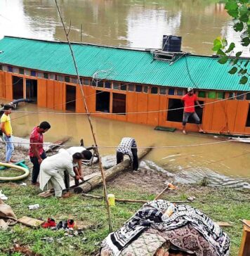 Kashmir Houseboats: Drowning in Plain Sight